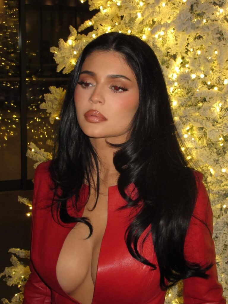 kylie-jenner-cleavage-14 | Divas World Order