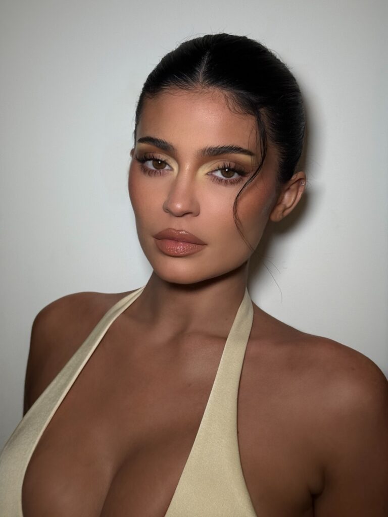 kylie-jenner-cleavage-16 | Divas World Order