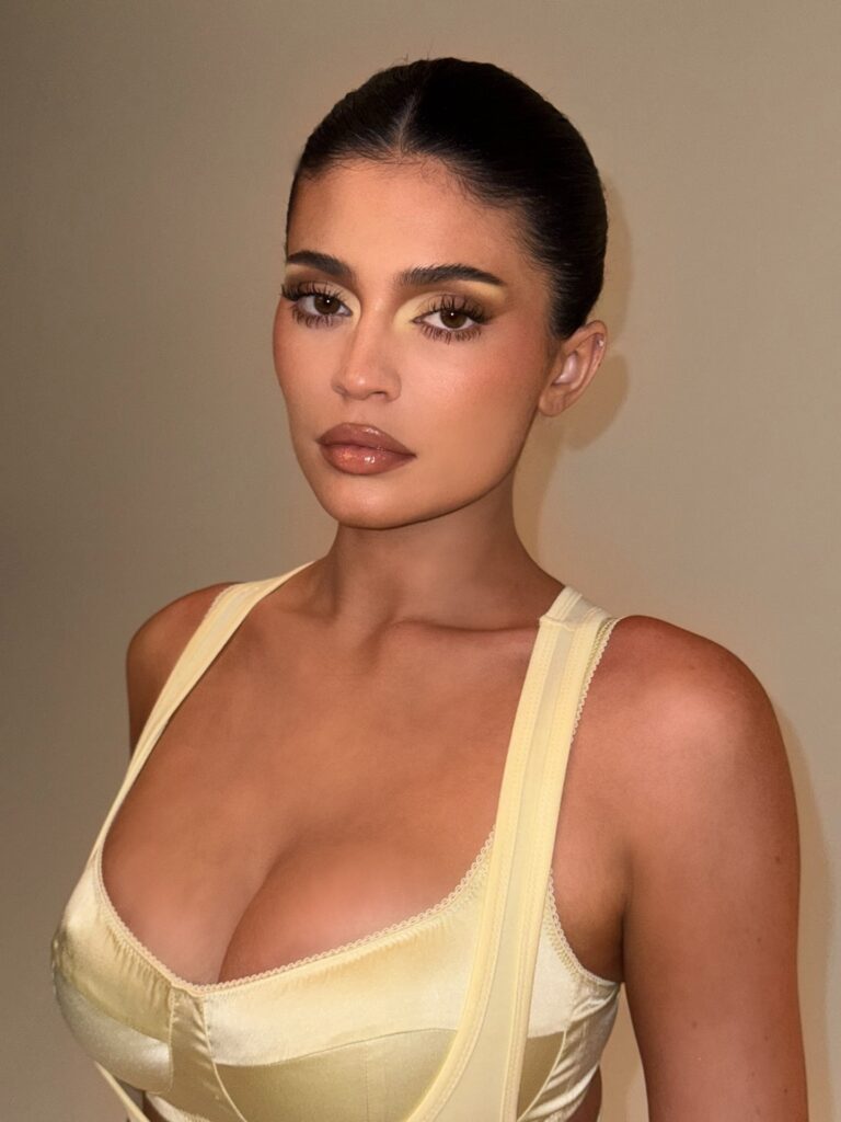 kylie-jenner-cleavage-18 | Divas World Order