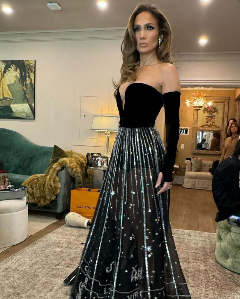 jennifer-lopez-cleavage-10 | Divas World Order