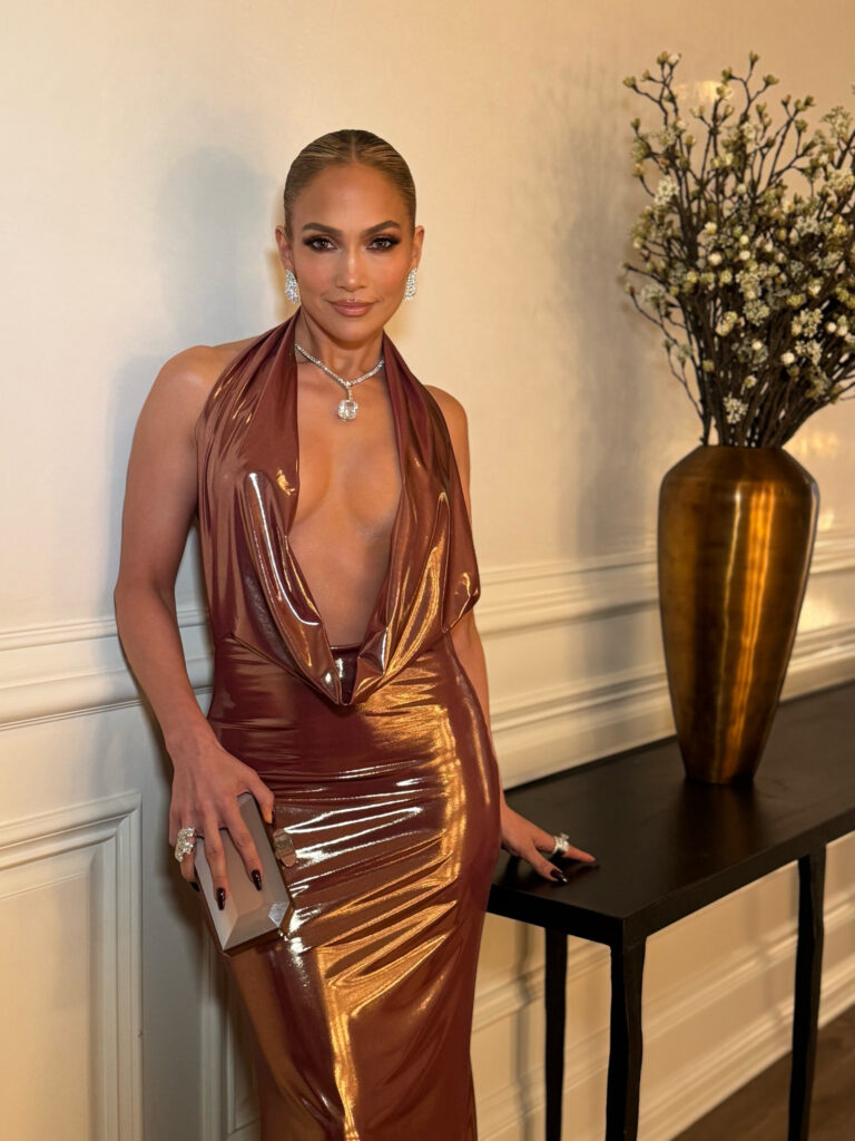 jennifer-lopez-cleavage-4 | Divas World Order