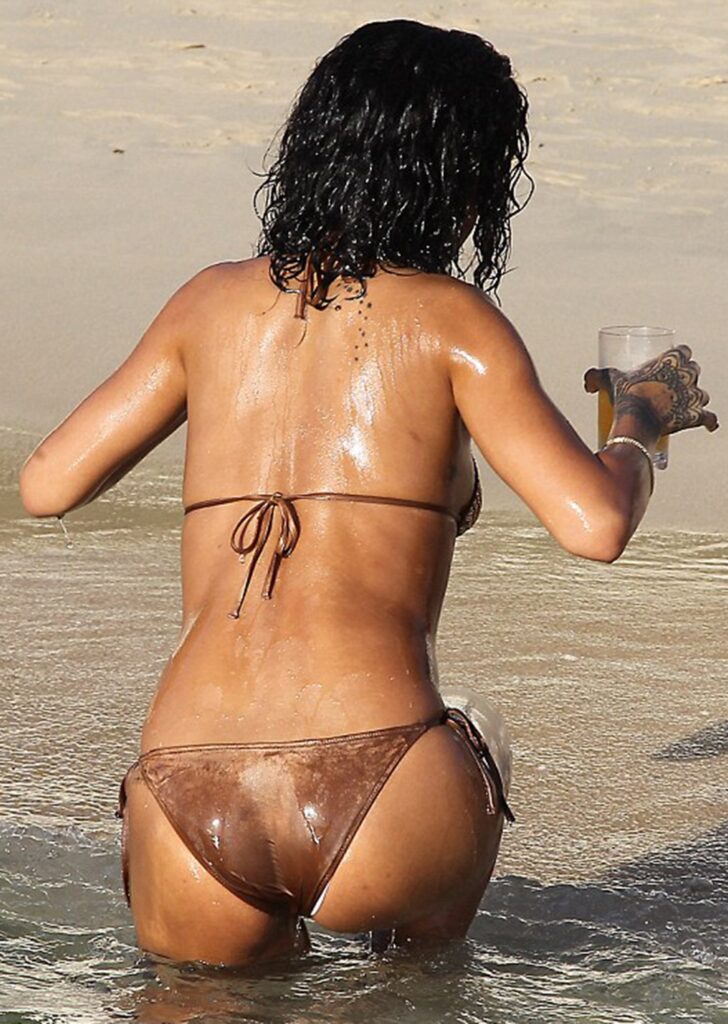 rihanna-bikini-4 | Divas World Order