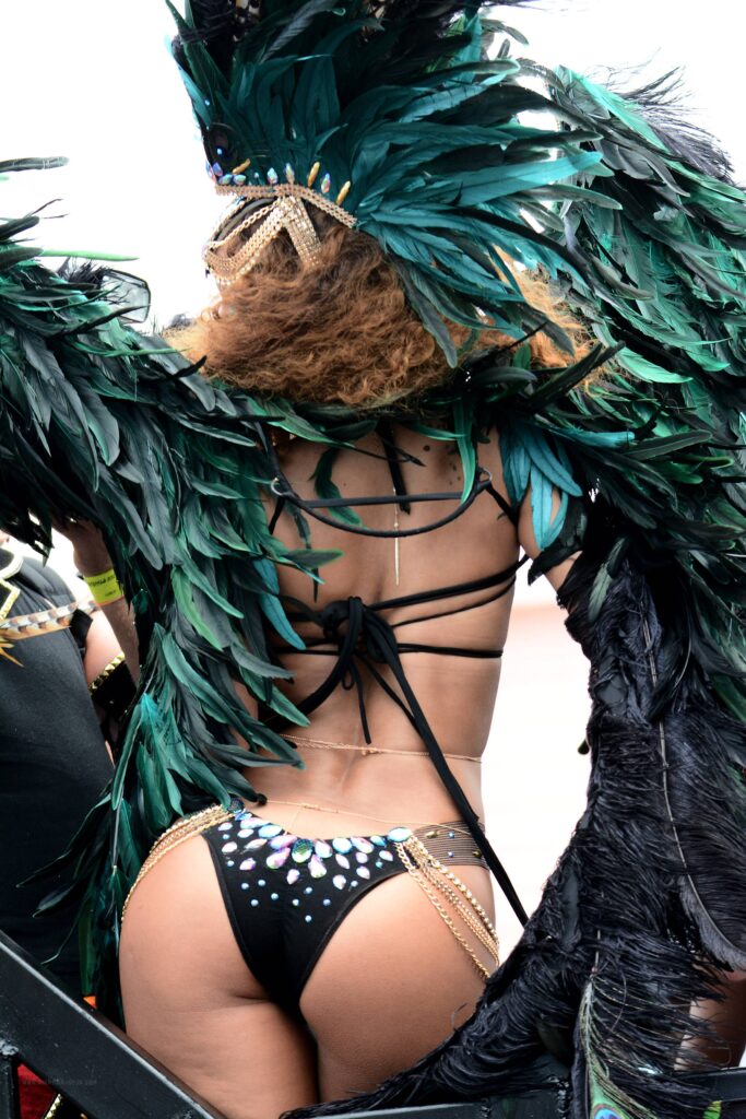 rihanna-candid-3 | Divas World Order