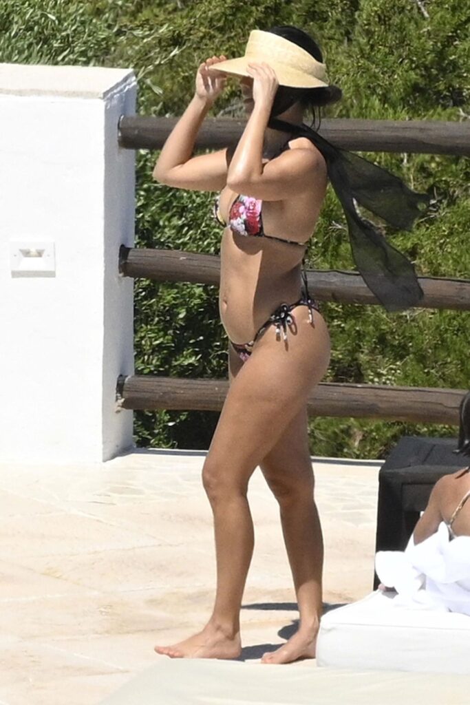 kourtney-kardashian-bikini-33 | Divas World Order