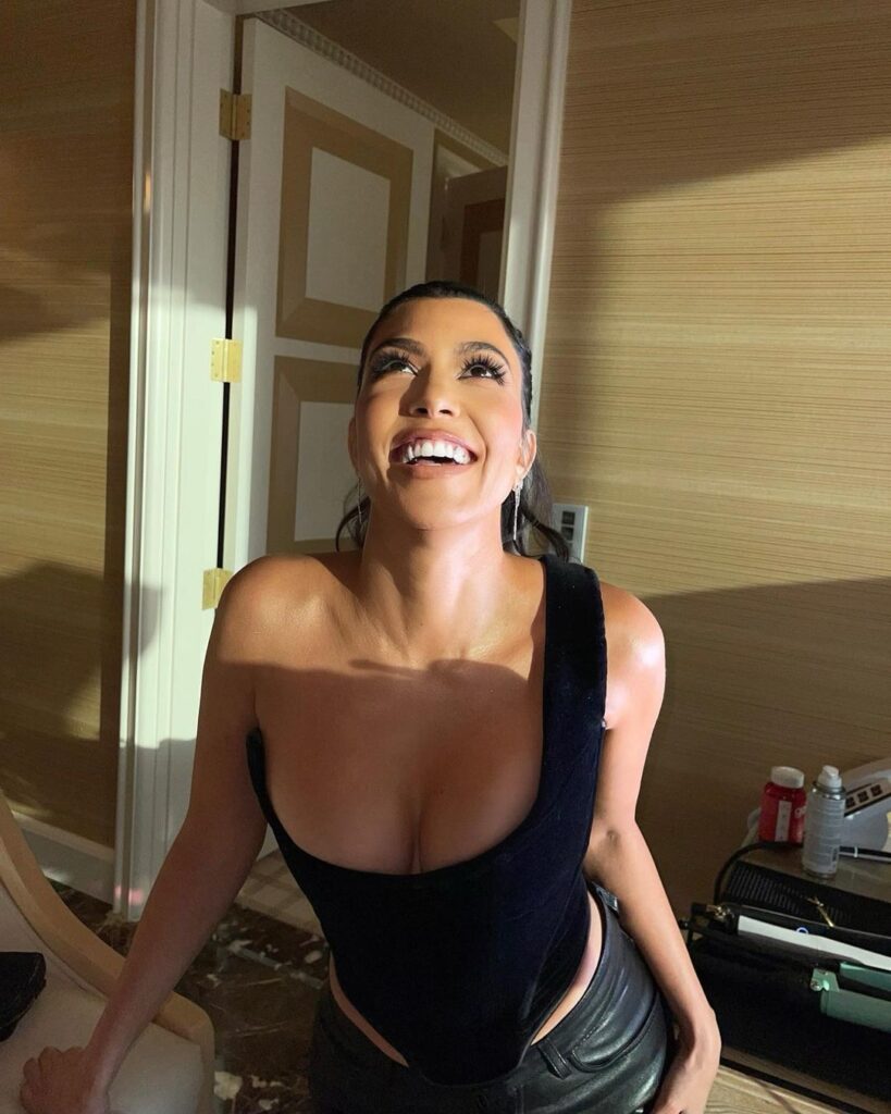 kourtney-kardashian-cleavage-7 | Divas World Order