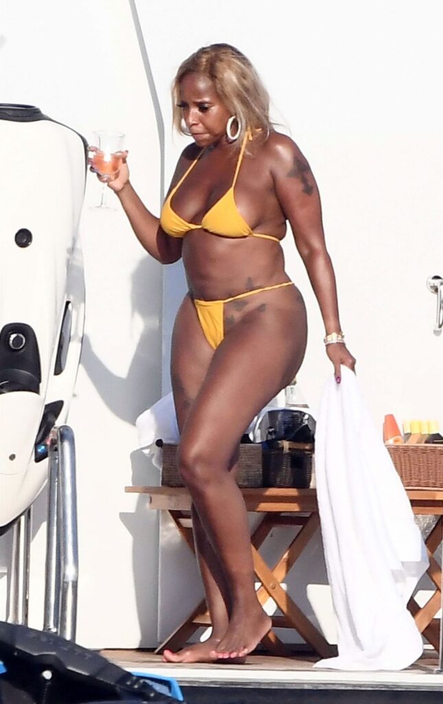 mary-j-blige-bikini-2 | Divas World Order