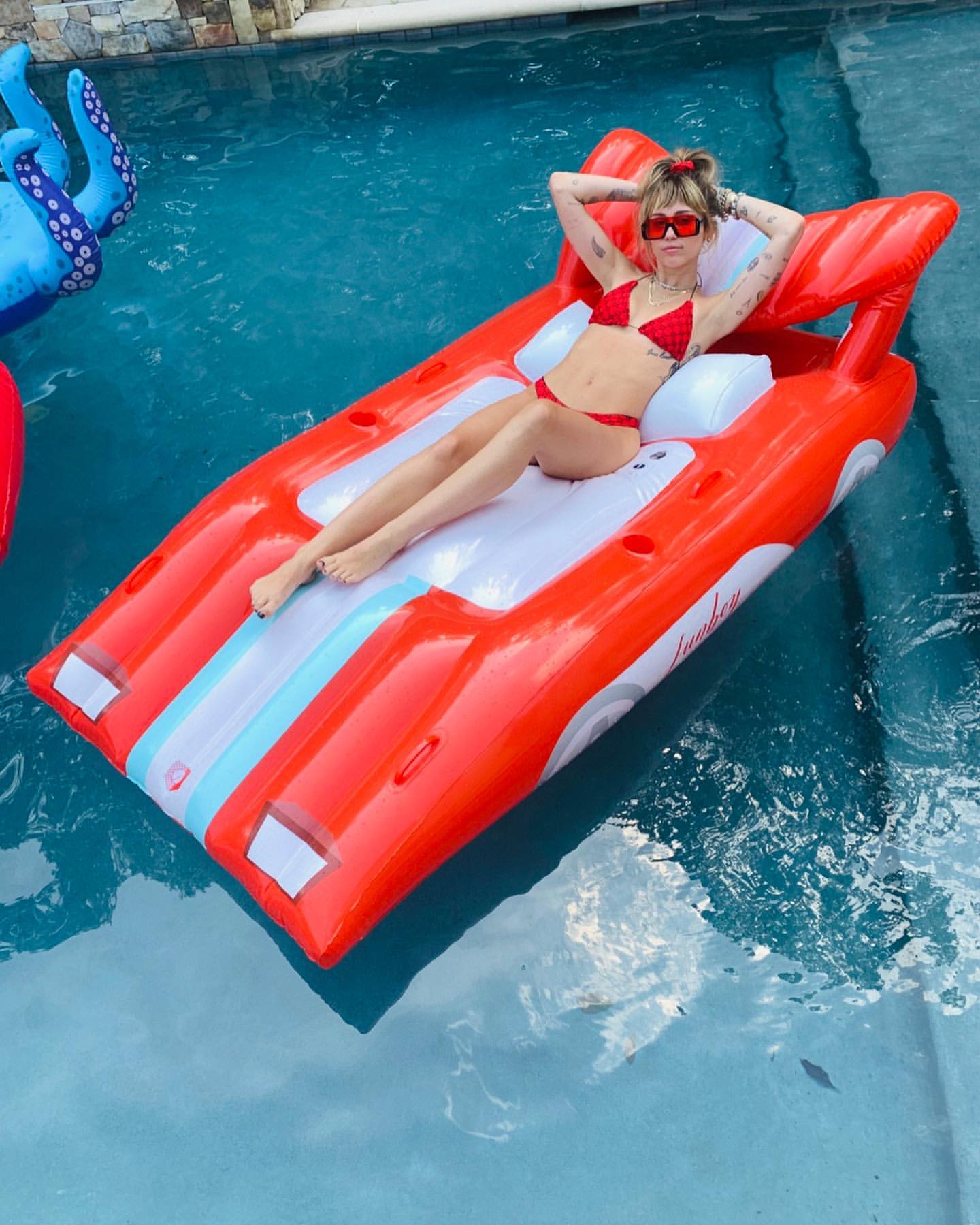 miley-cyrus-bikini-8