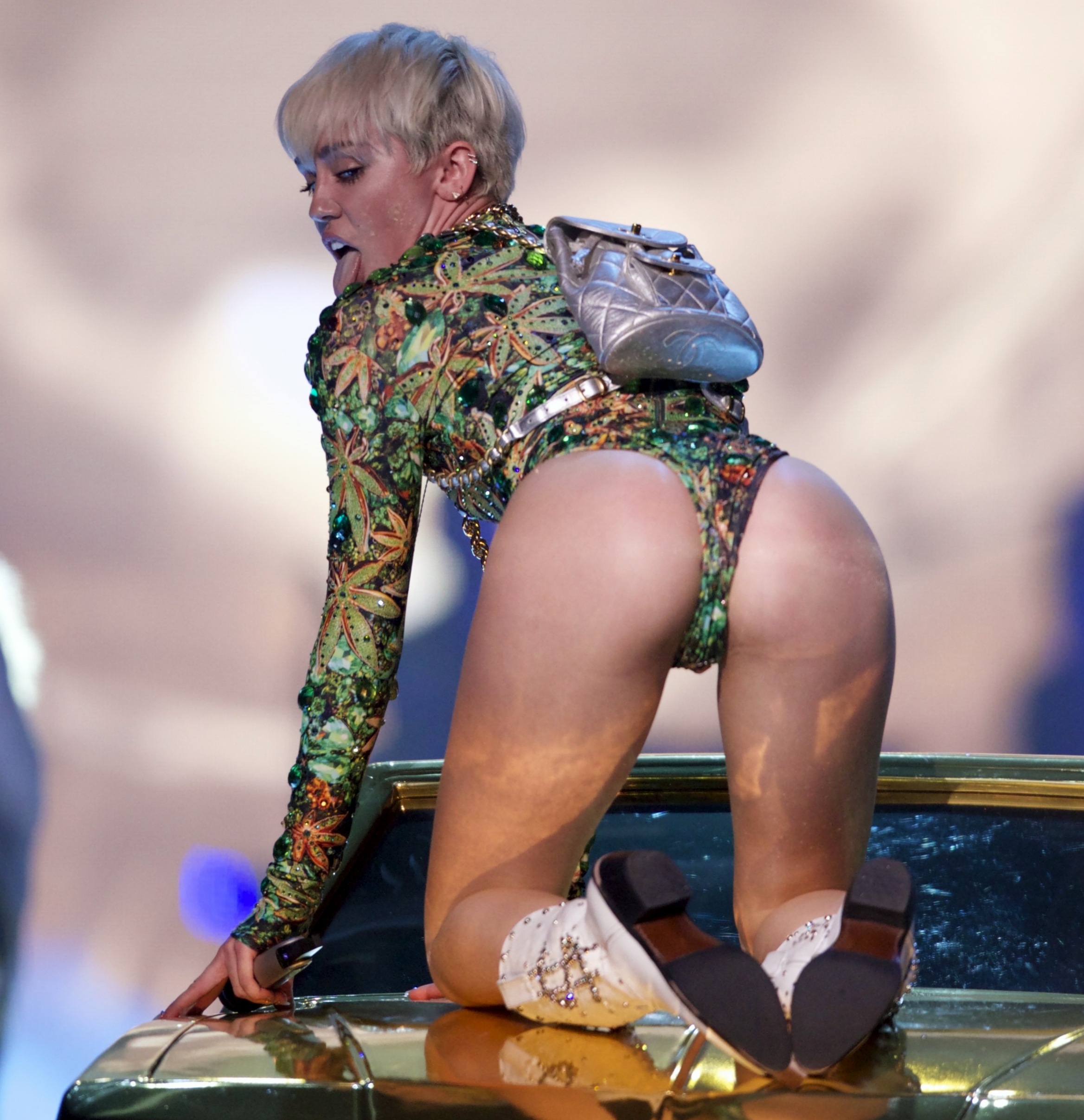 miley-cyrus-candid-1