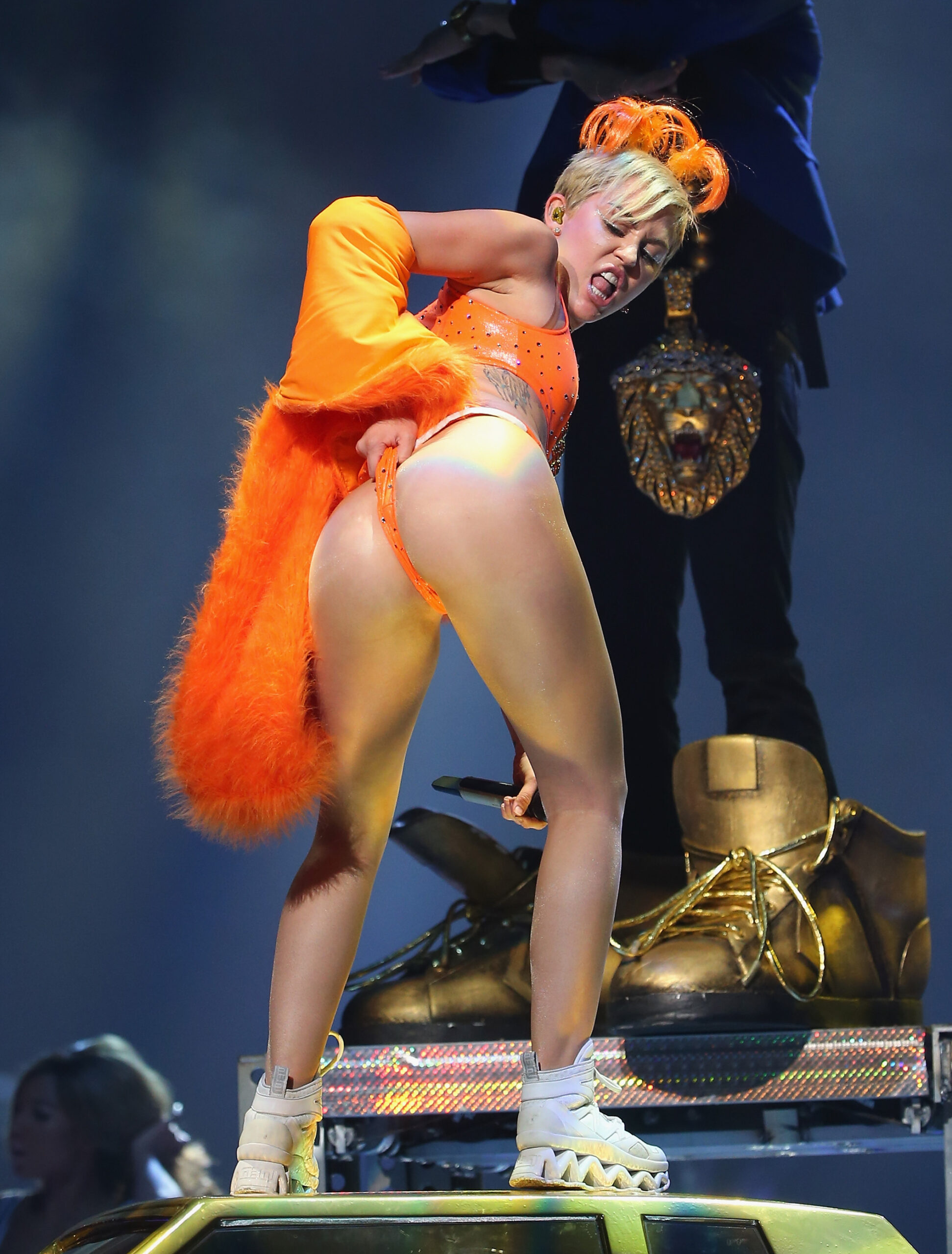 miley-cyrus-candid-16